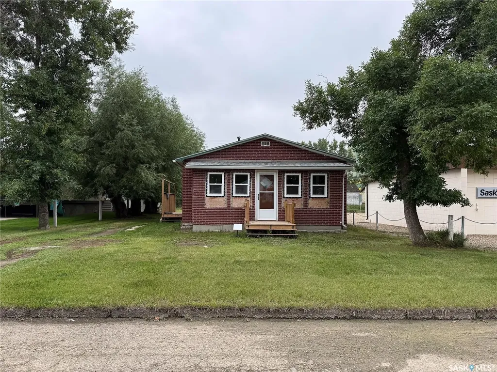 224 Front Street Eastend SK S0N 0T0