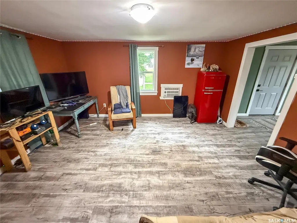 224 Front Street Eastend SK S0N 0T0