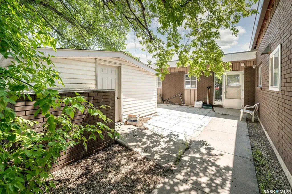 1236 3rd Avenue NW Moose Jaw SK S6H 3V3