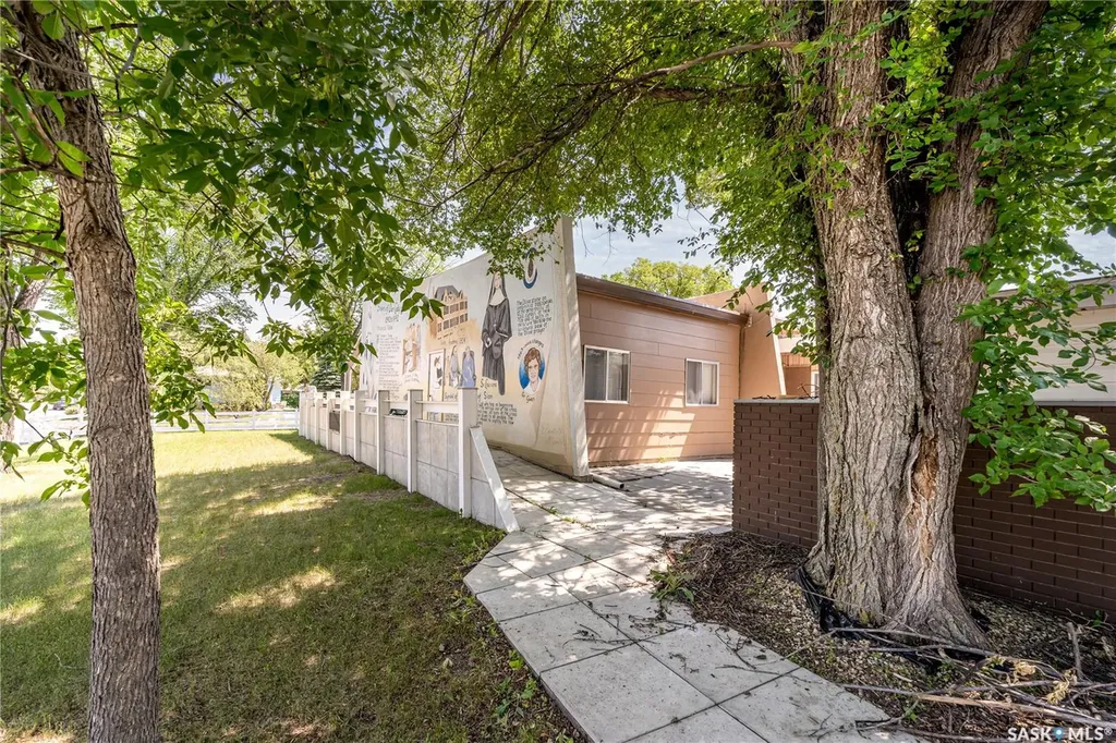 1236 3rd Avenue NW Moose Jaw SK S6H 3V3