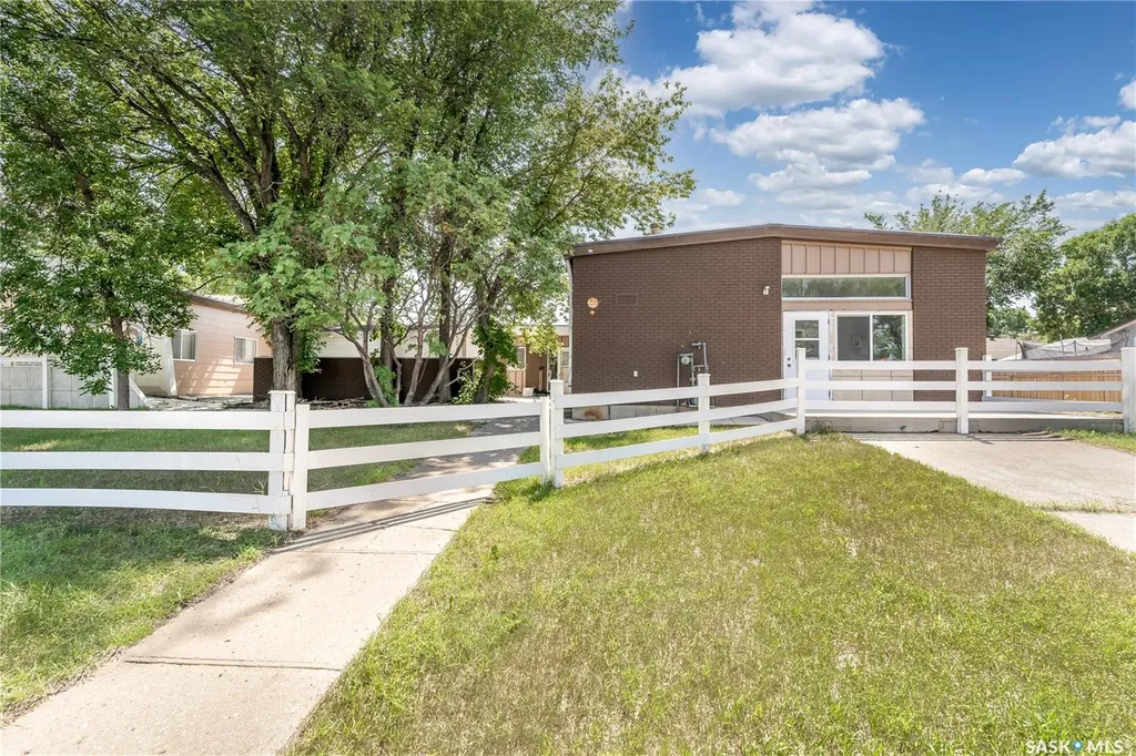 1236 3rd Avenue NW Moose Jaw SK S6H 3V3