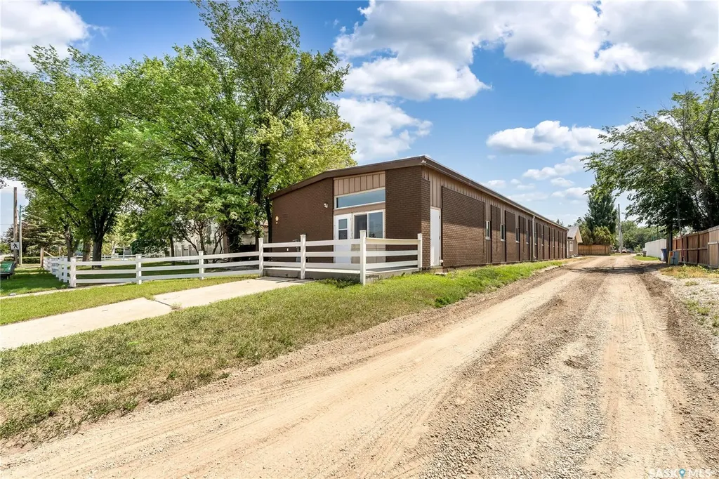 1236 3rd Avenue NW Moose Jaw SK S6H 3V3