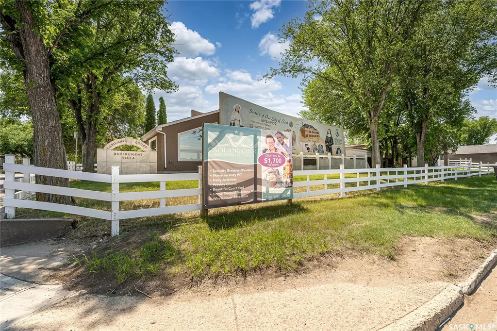 1236 3rd Avenue NW Moose Jaw SK S6H 3V3
