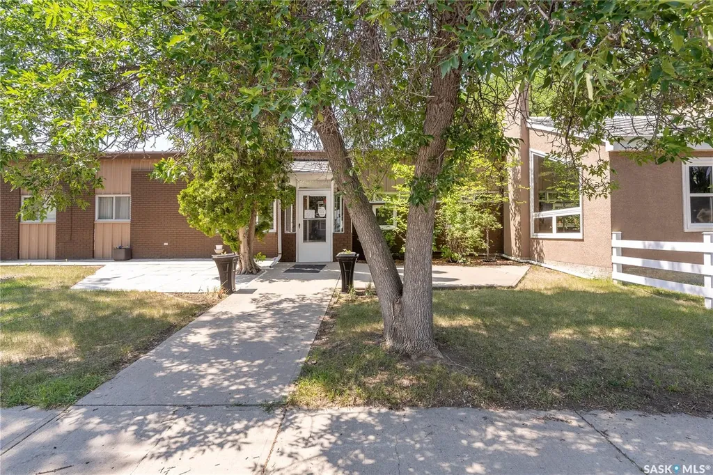 1236 3rd Avenue NW Moose Jaw SK S6H 3V3