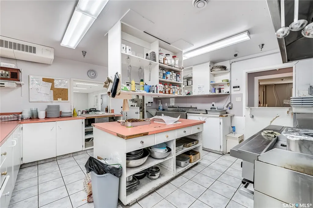 1236 3rd Avenue NW Moose Jaw SK S6H 3V3