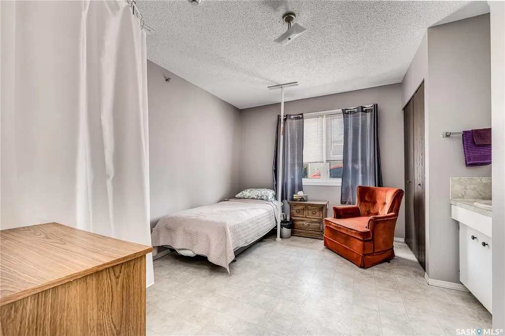 1236 3rd Avenue NW Moose Jaw SK S6H 3V3
