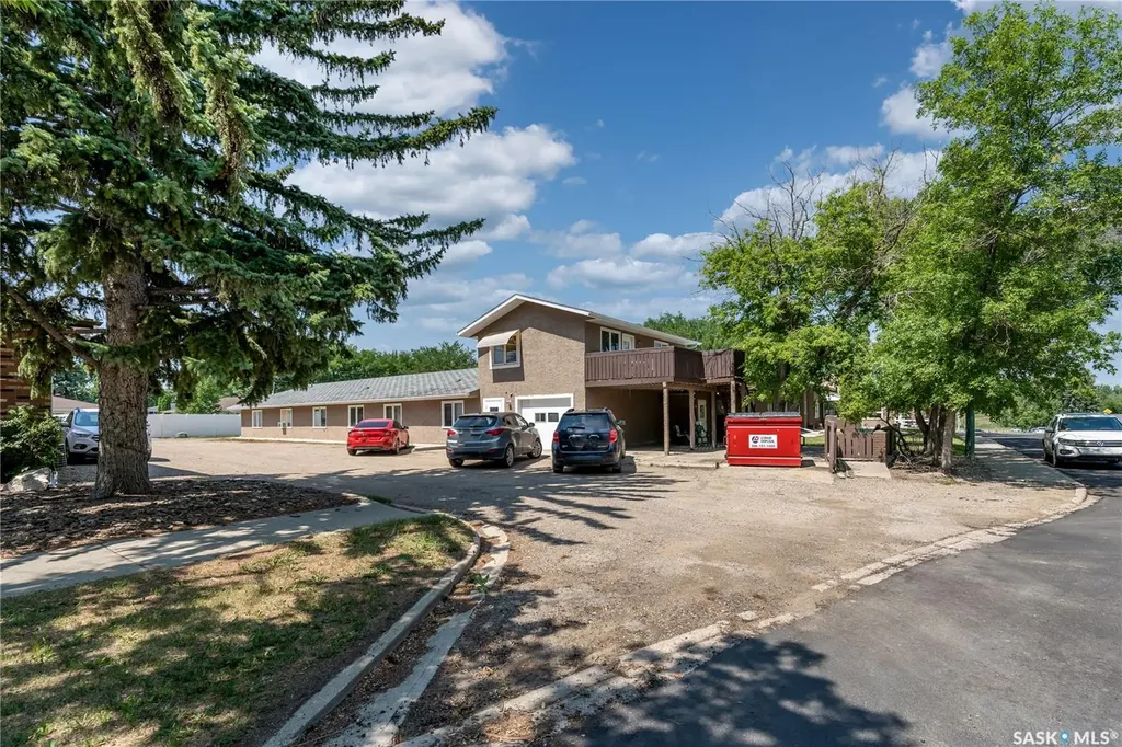 1236 3rd Avenue NW Moose Jaw SK S6H 3V3