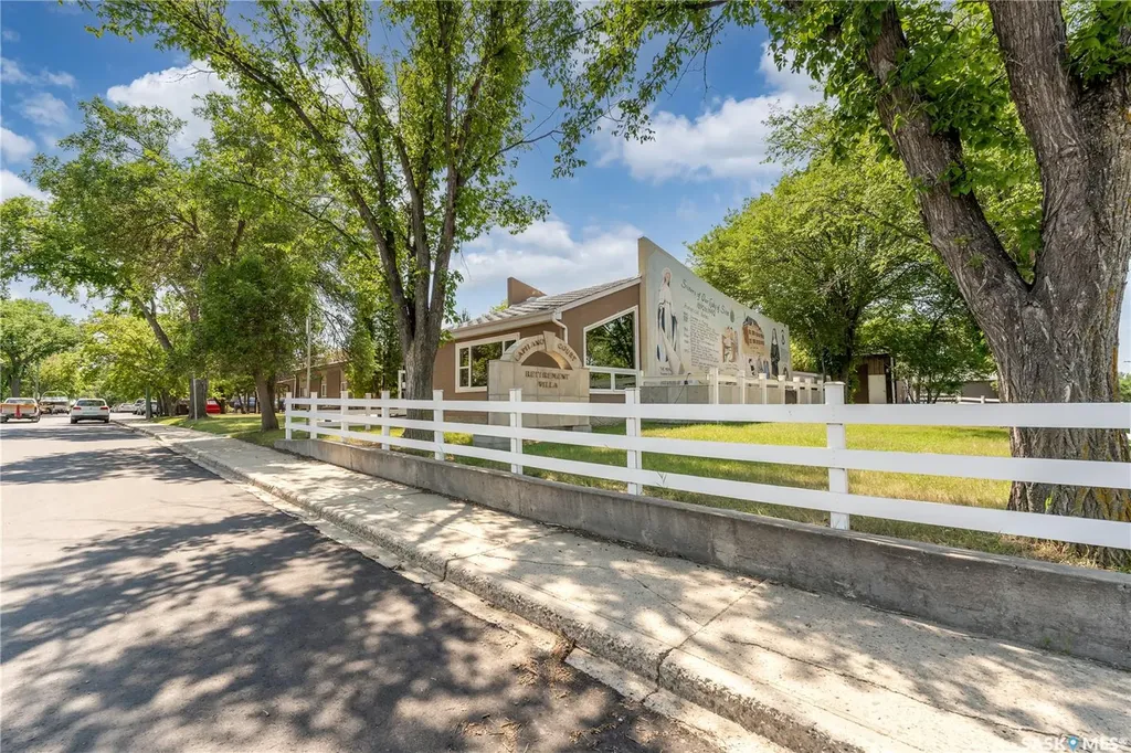 1236 3rd Avenue NW Moose Jaw SK S6H 3V3