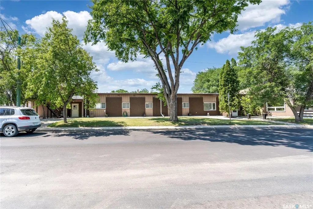 1236 3rd Avenue NW Moose Jaw SK S6H 3V3