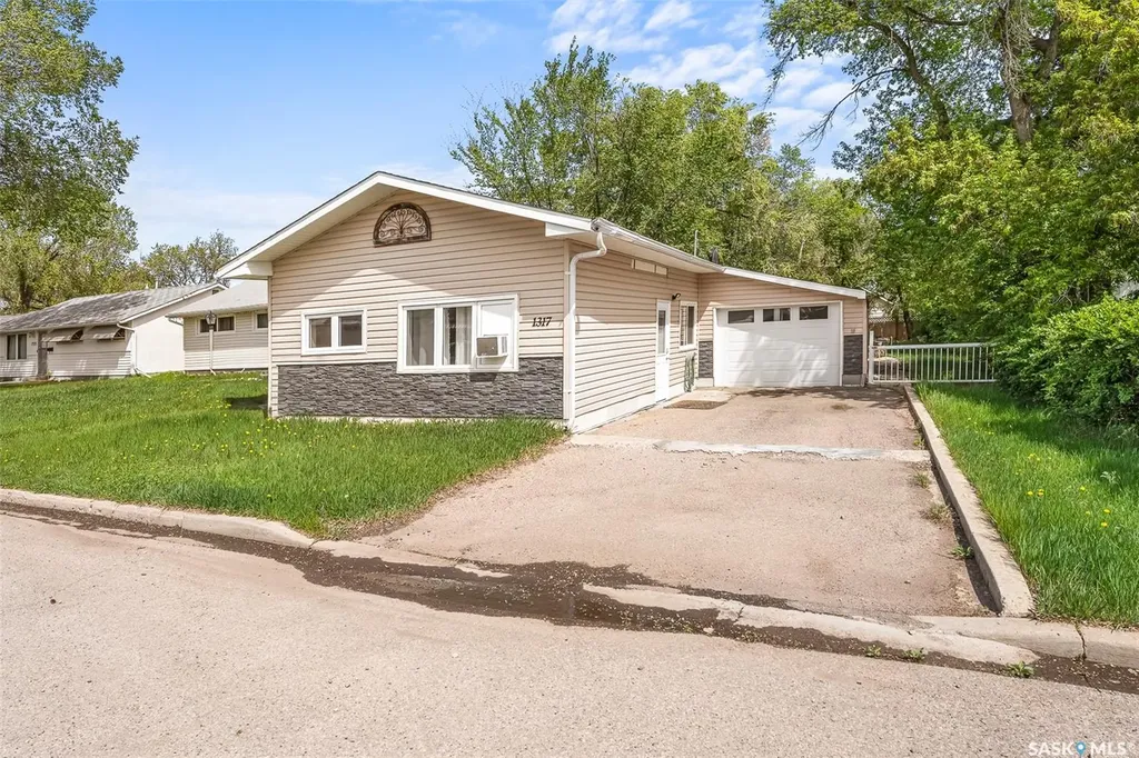 1317 Connaught Avenue Moose Jaw SK S6H 4B9