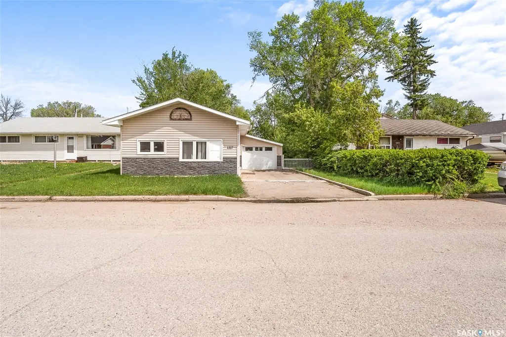 1317 Connaught Avenue Moose Jaw SK S6H 4B9