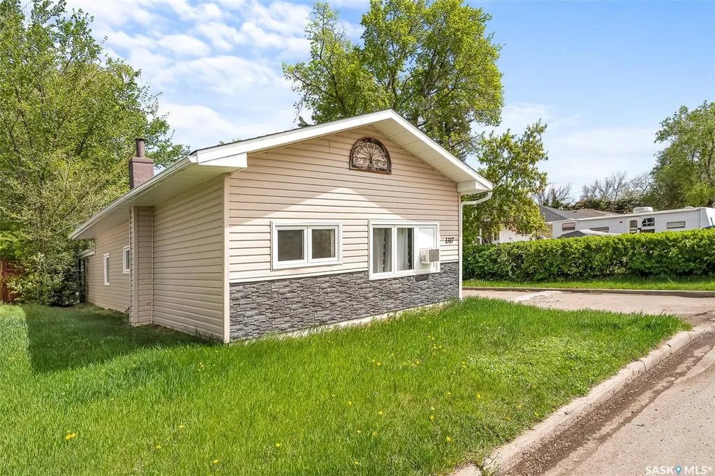 1317 Connaught Avenue Moose Jaw SK S6H 4B9