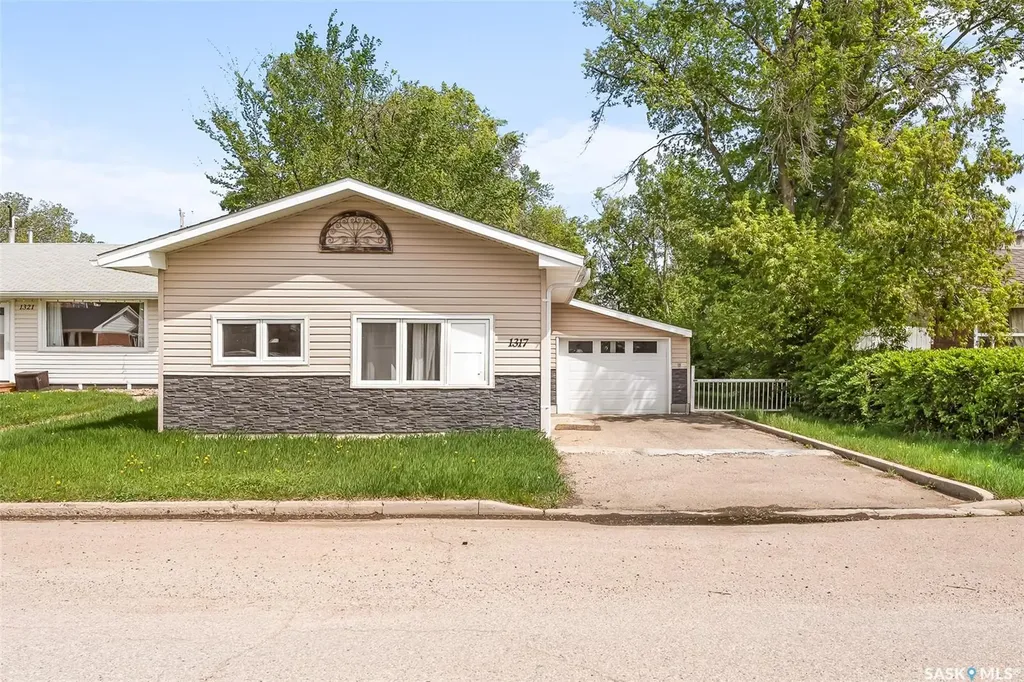 1317 Connaught Avenue Moose Jaw SK S6H 4B9