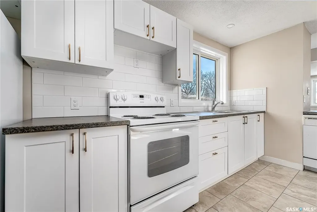 1317 Connaught Avenue Moose Jaw SK S6H 4B9