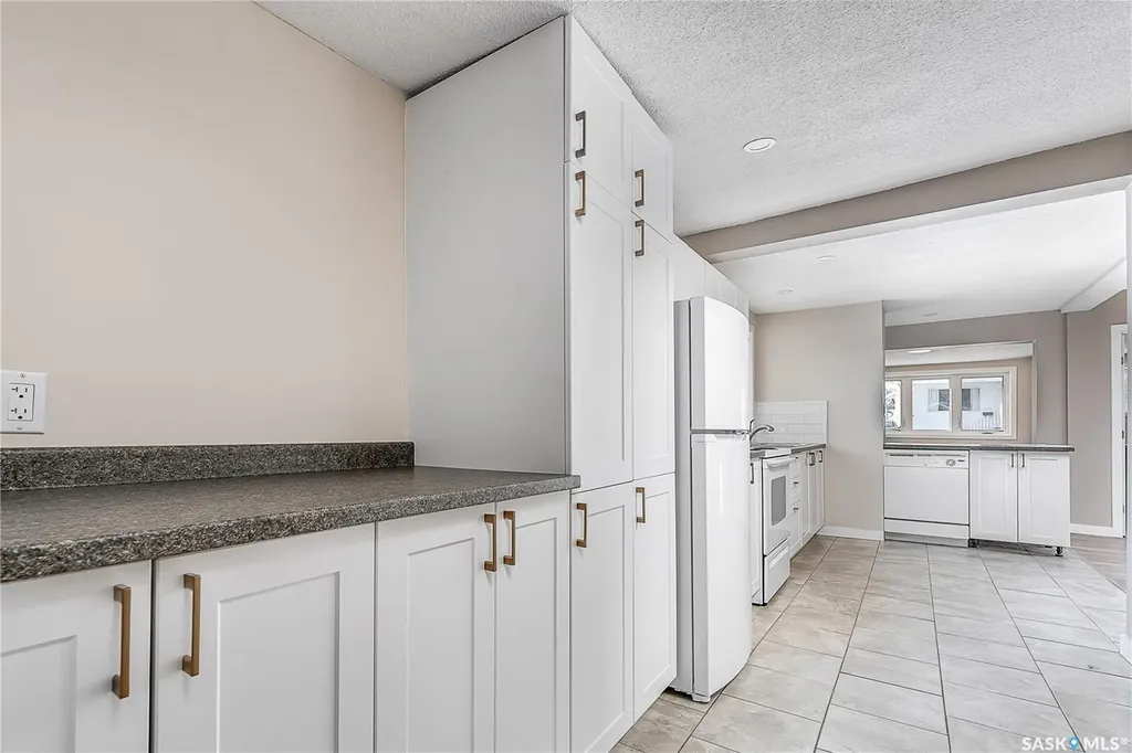 1317 Connaught Avenue Moose Jaw SK S6H 4B9