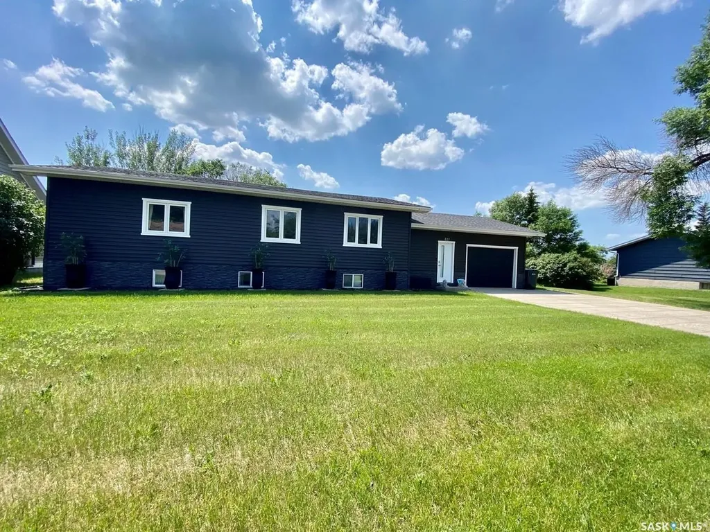 837 Prospect Avenue Oxbow SK S0C 2B0