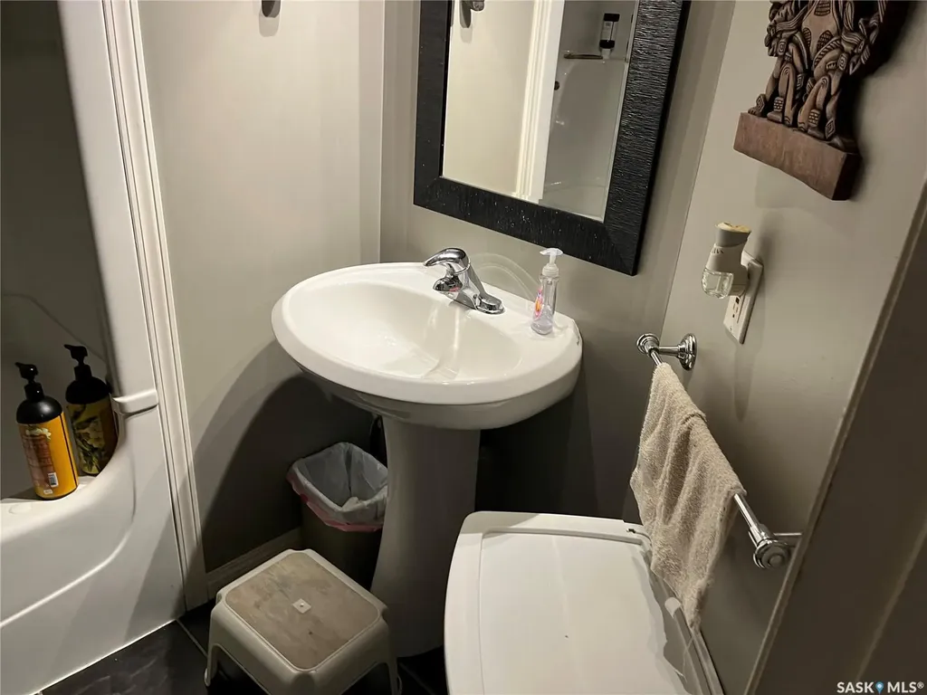 229 4th Avenue E Gravelbourg SK S0H 1X0