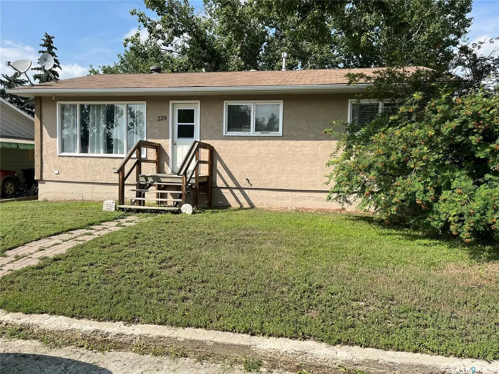 229 4th Avenue E Gravelbourg SK S0H 1X0