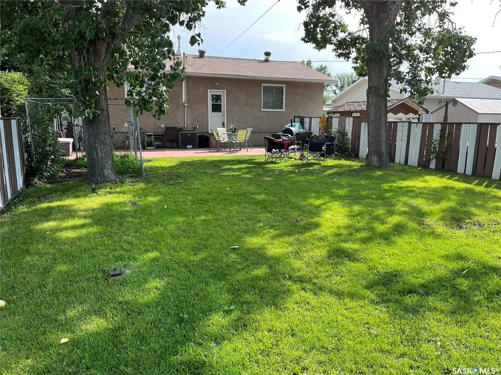 229 4th Avenue E Gravelbourg SK S0H 1X0