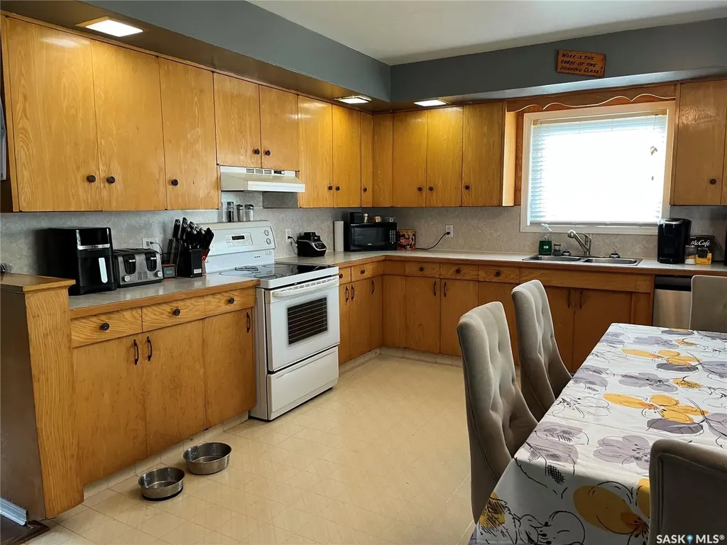 229 4th Avenue E Gravelbourg SK S0H 1X0