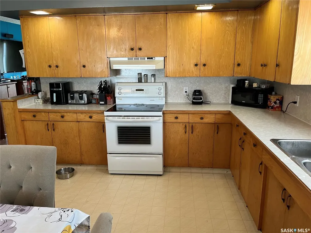 229 4th Avenue E Gravelbourg SK S0H 1X0