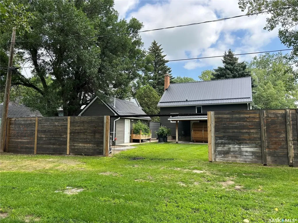 314 Antrim Street North Portal SK S0C 1W0