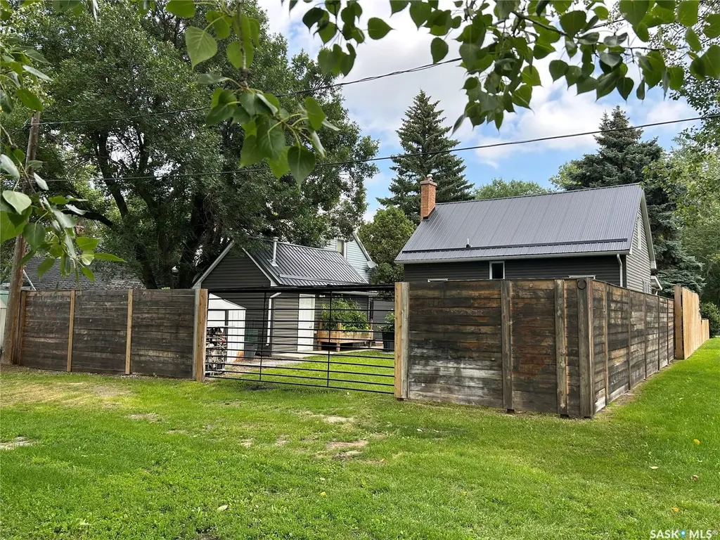 314 Antrim Street North Portal SK S0C 1W0