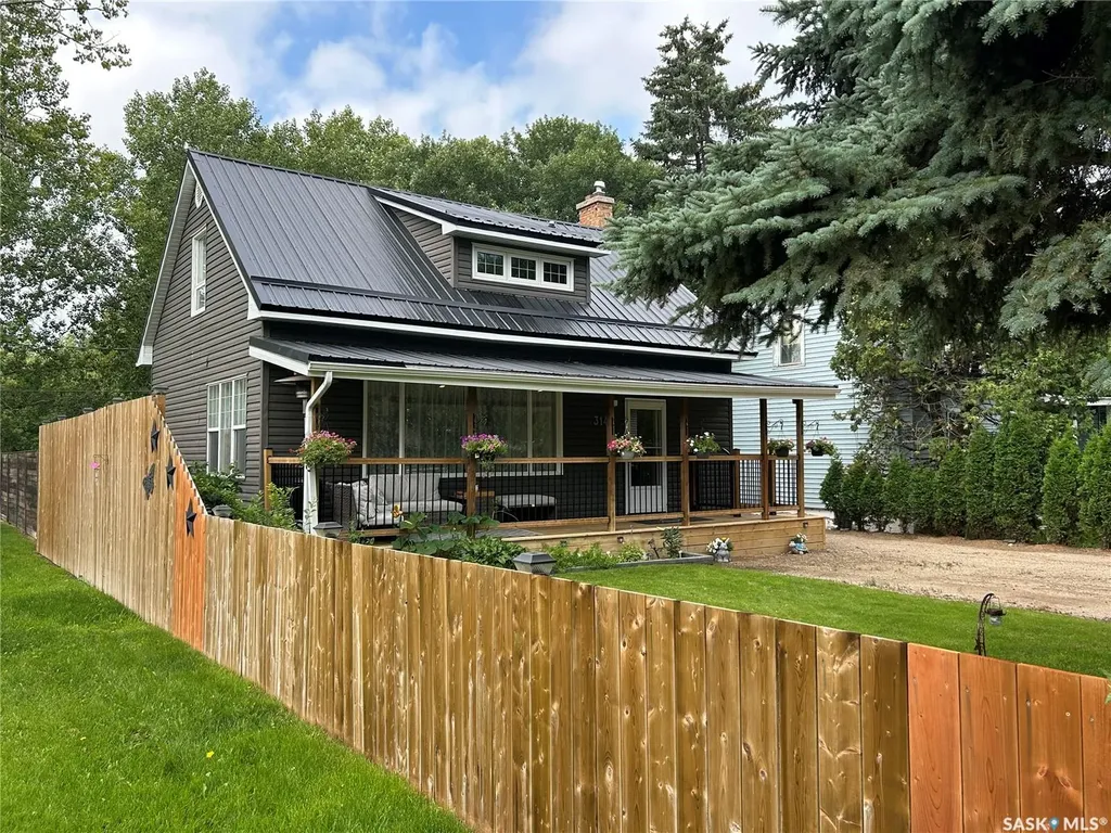 314 Antrim Street North Portal SK S0C 1W0