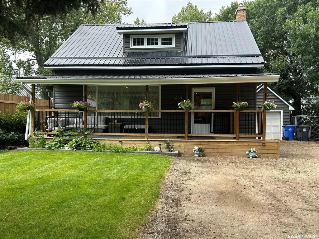 314 Antrim Street North Portal SK S0C 1W0