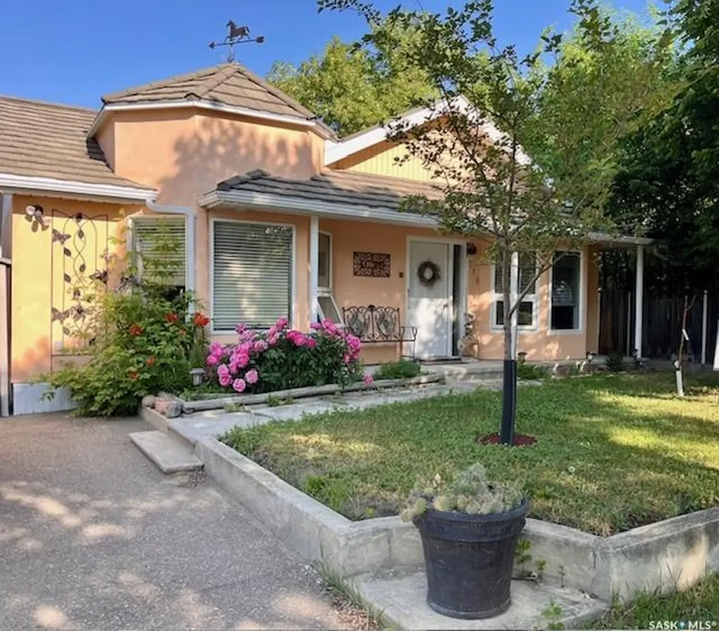 118 Cedar Avenue N Eastend SK S0N 0T0