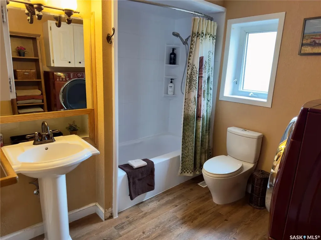 118 Cedar Avenue N Eastend SK S0N 0T0