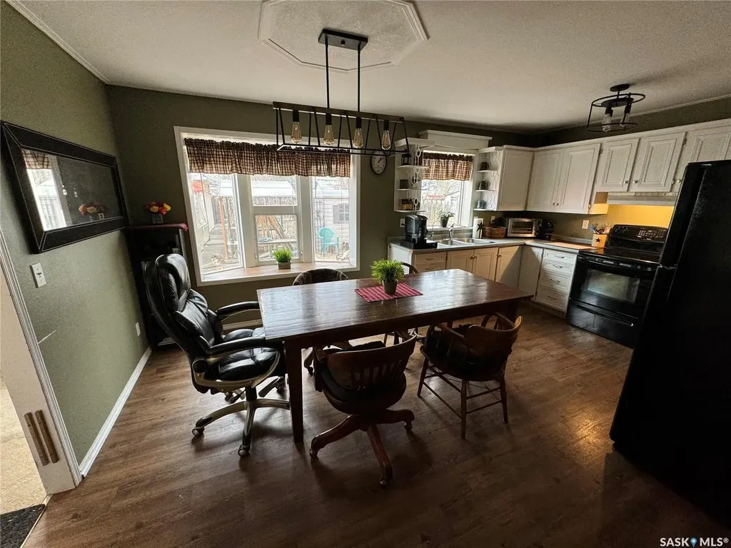 118 Cedar Avenue N Eastend SK S0N 0T0