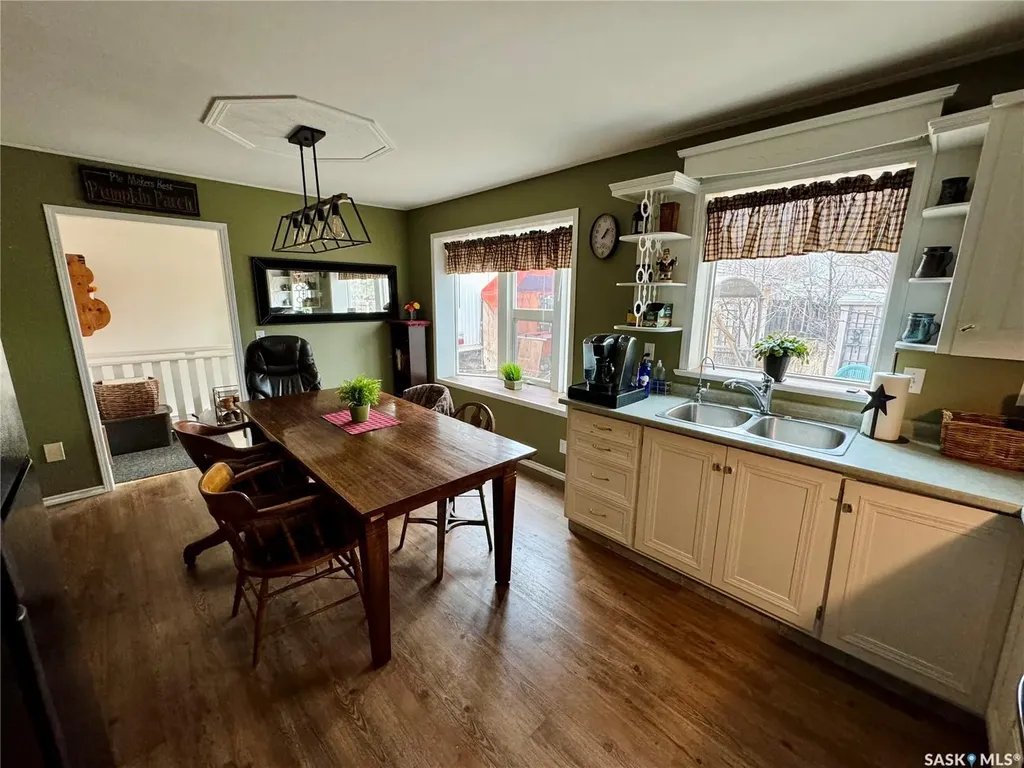 118 Cedar Avenue N Eastend SK S0N 0T0