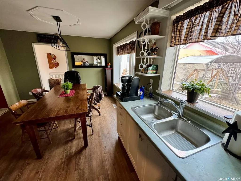 118 Cedar Avenue N Eastend SK S0N 0T0