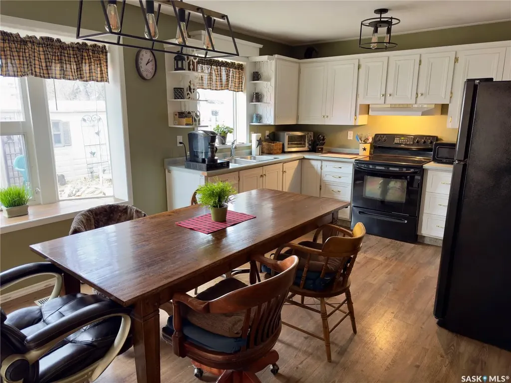 118 Cedar Avenue N Eastend SK S0N 0T0