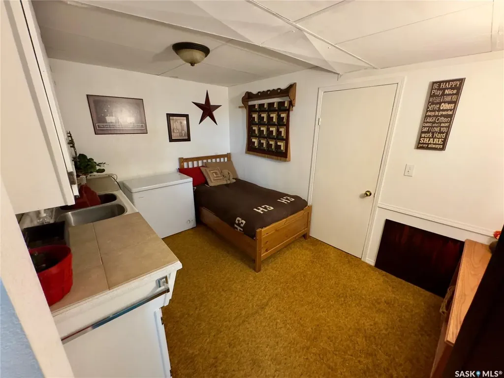 118 Cedar Avenue N Eastend SK S0N 0T0