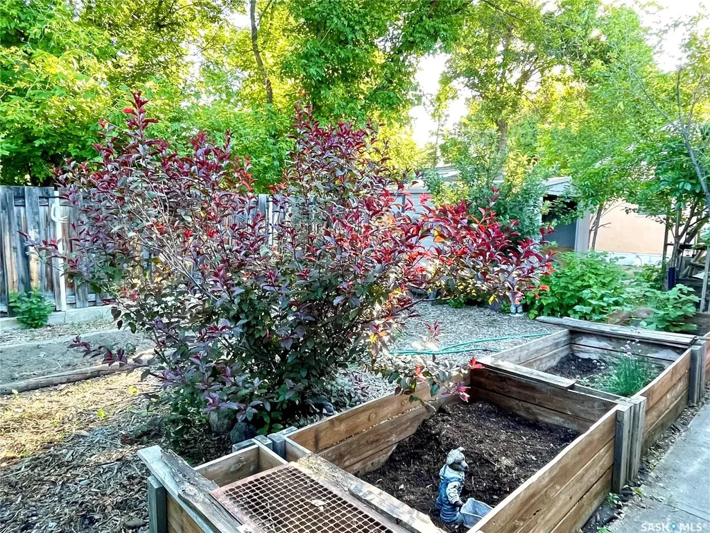 118 Cedar Avenue N Eastend SK S0N 0T0