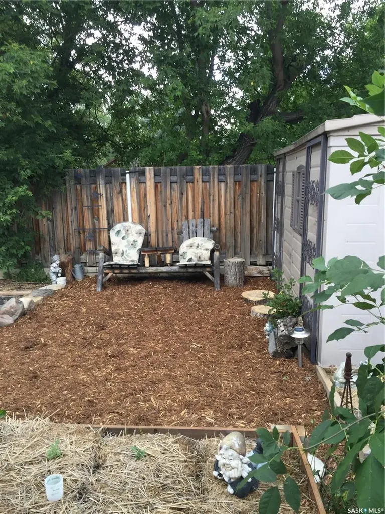 118 Cedar Avenue N Eastend SK S0N 0T0