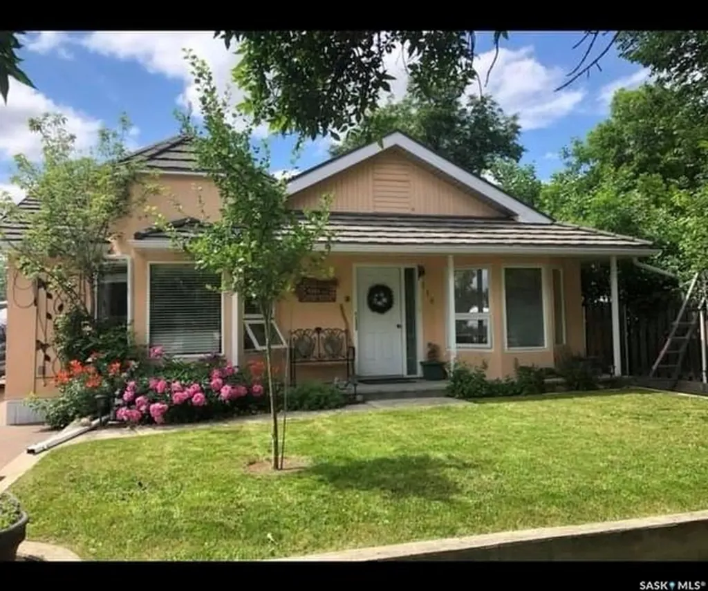 118 Cedar Avenue N Eastend SK S0N 0T0