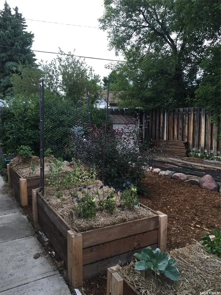 118 Cedar Avenue N Eastend SK S0N 0T0