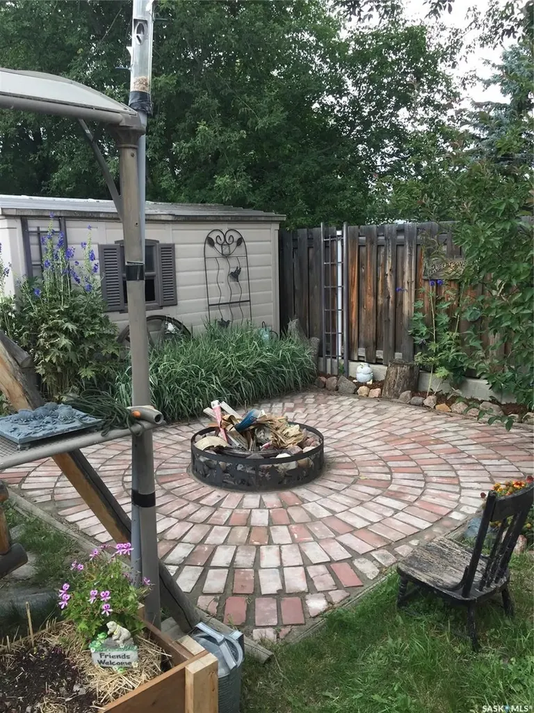 118 Cedar Avenue N Eastend SK S0N 0T0