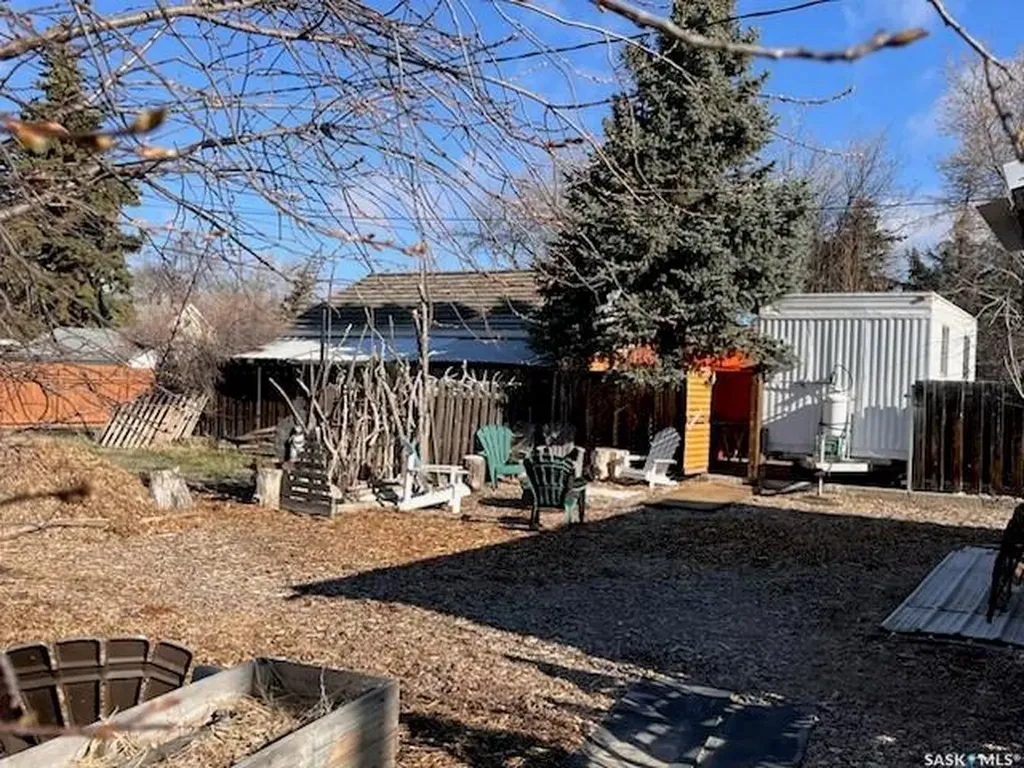 118 Cedar Avenue N Eastend SK S0N 0T0