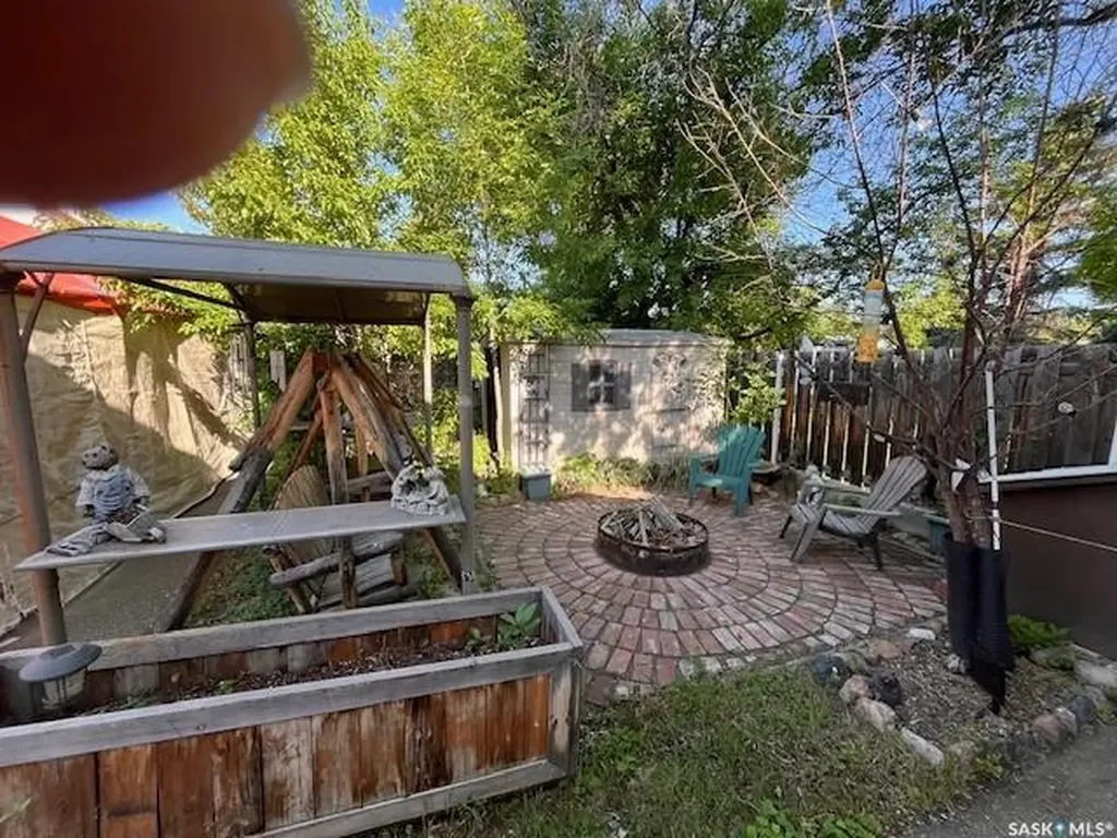 118 Cedar Avenue N Eastend SK S0N 0T0