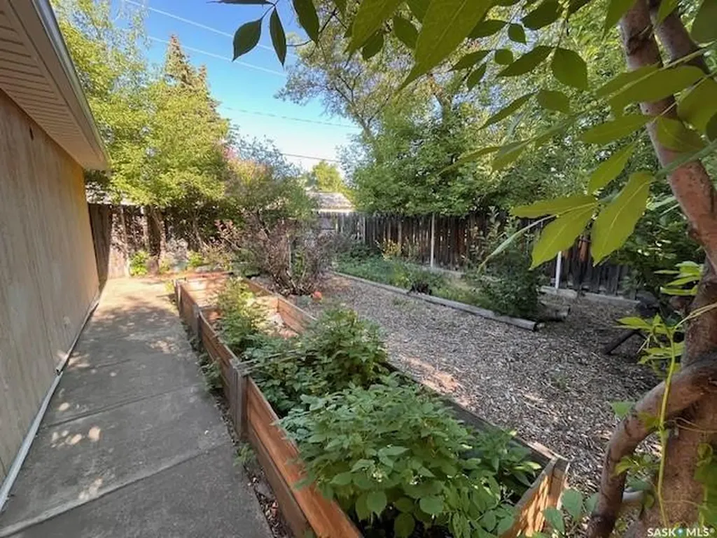 118 Cedar Avenue N Eastend SK S0N 0T0