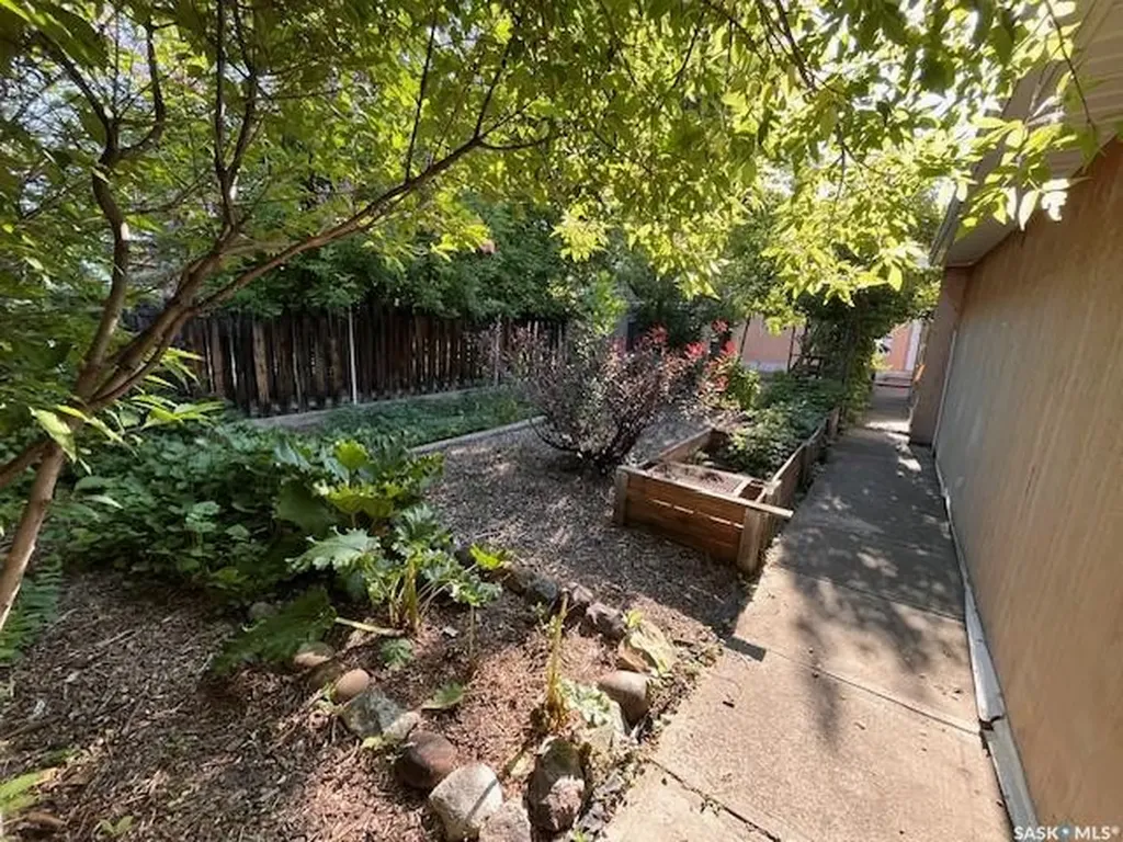 118 Cedar Avenue N Eastend SK S0N 0T0