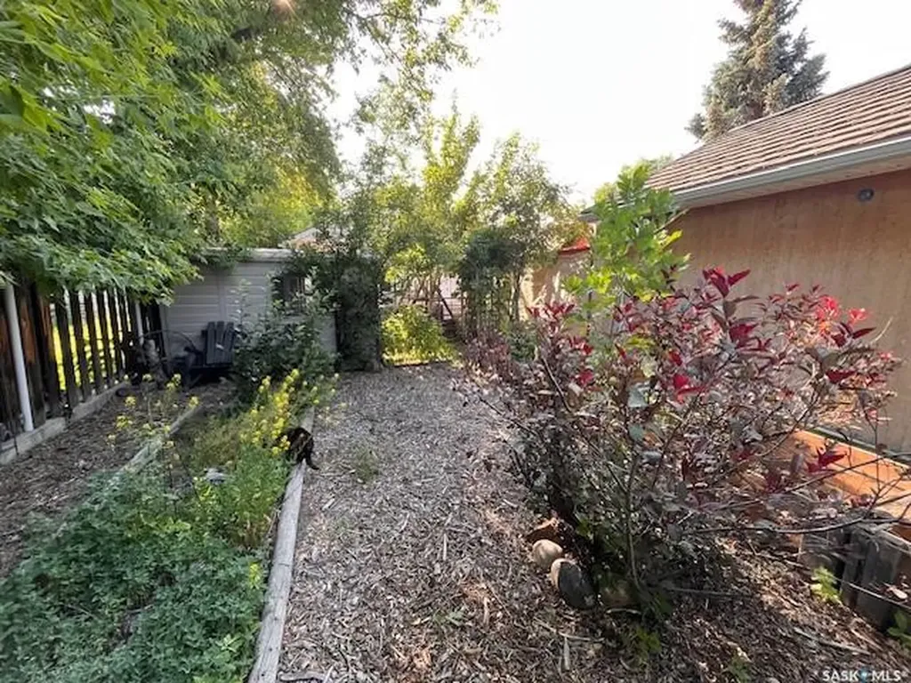 118 Cedar Avenue N Eastend SK S0N 0T0