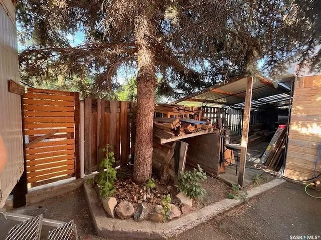 118 Cedar Avenue N Eastend SK S0N 0T0