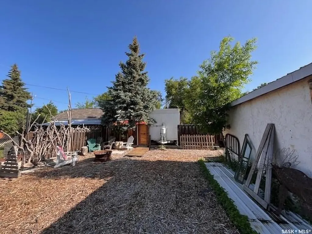 118 Cedar Avenue N Eastend SK S0N 0T0