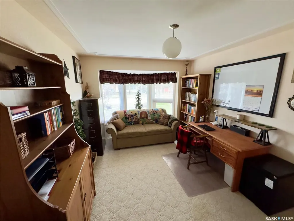 118 Cedar Avenue N Eastend SK S0N 0T0