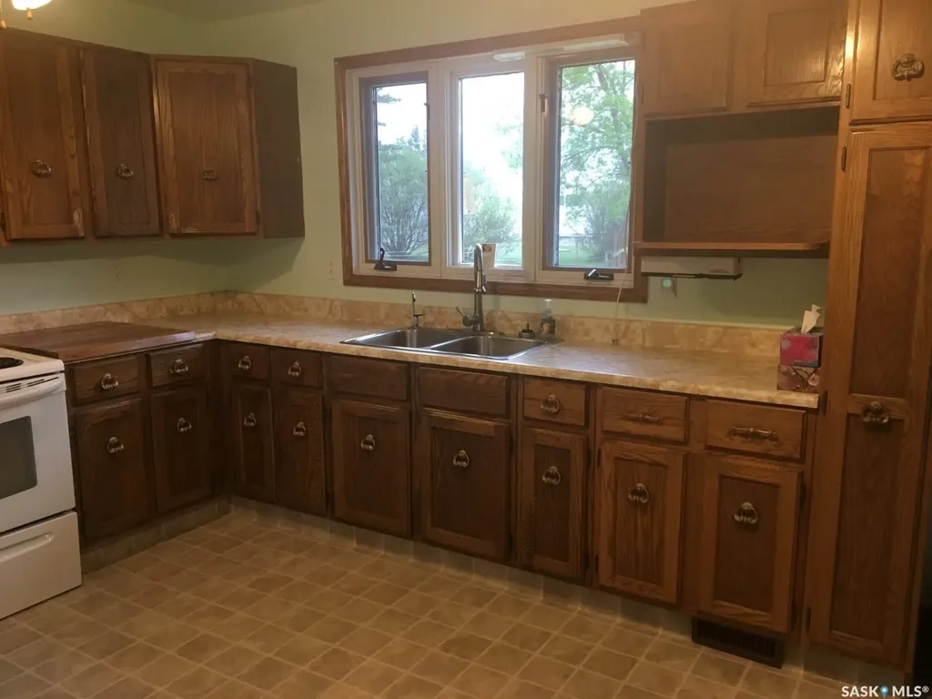 836 Peters Avenue Oxbow SK S0C 2B0